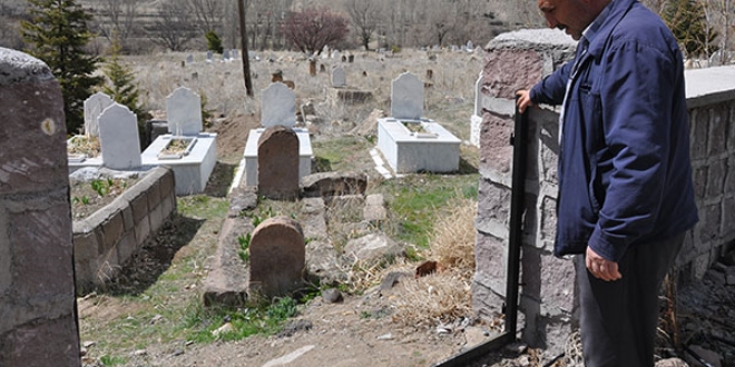 Nevşehir'de köy mezarlığının kapısı çalındı