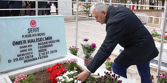 Yıldırım, şehit Halisdemir'in kabrini ziyaret etti