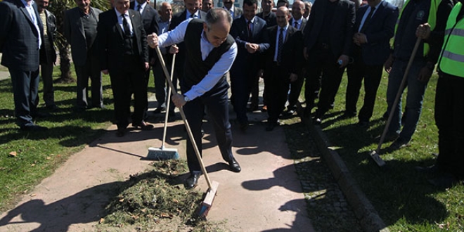 Bakan Kılıç, temizlik görevlileriyle parkı süpürdü