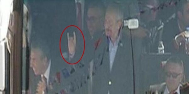 Kılıçdaroğlu'ndan bozkurt işareti
