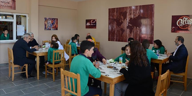 Bu kantinde yalnızca İngilizce konuşuluyor
