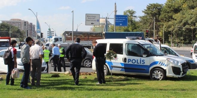 Kaza ihbarına giden polis aracını yakmak istediler