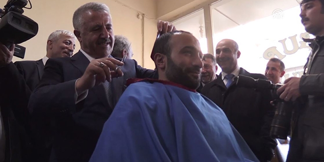 Bakan Arslan, esnaf ziyaretlerinde bulundu saç tıraşı yaptı