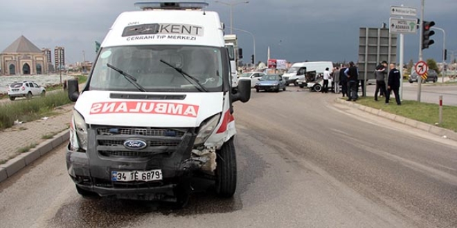 Hasta tayan ambulans kaza yapt: 1'i ocuk 4 yaral