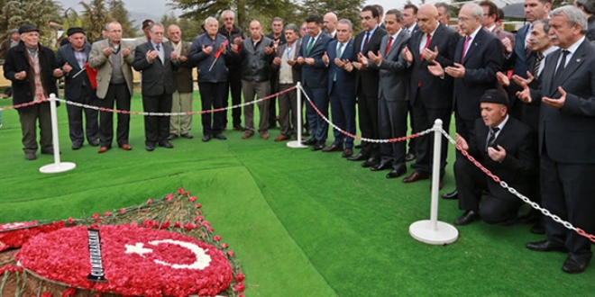 Kılıçdaroğlu Demirel'in mezarını ziyaret etti