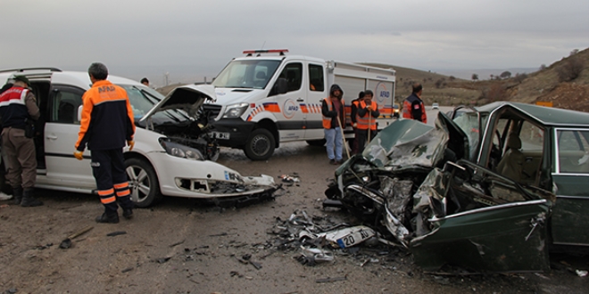 Afyonkarahisar'da trafik kazası: 1 ölü, 6 yaralı