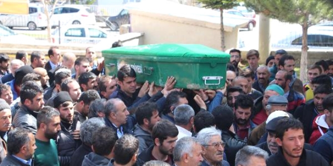 Mermer bloklar arasında sıkışıp ölen 2 işçi toprağa verildi