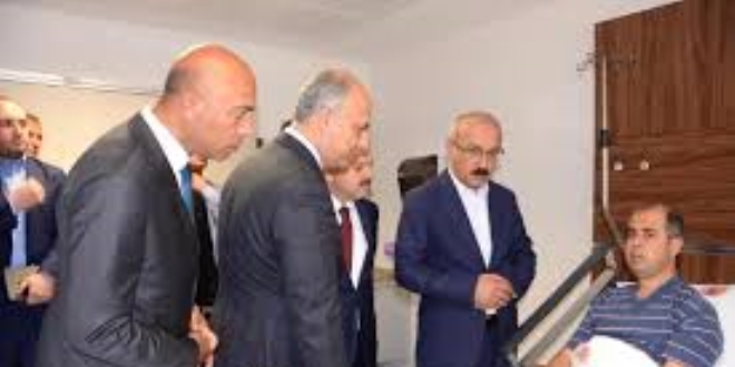 Bakan Elvan, 2 polis memurunu tedavi gördükleri hastanede ziyaret etti