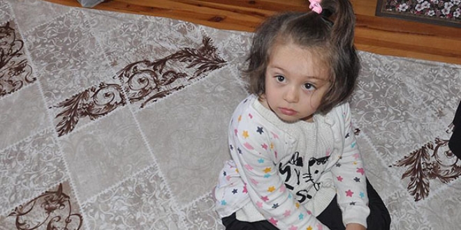 Babasının evi bilmediği için gelmediğini düşünüyor