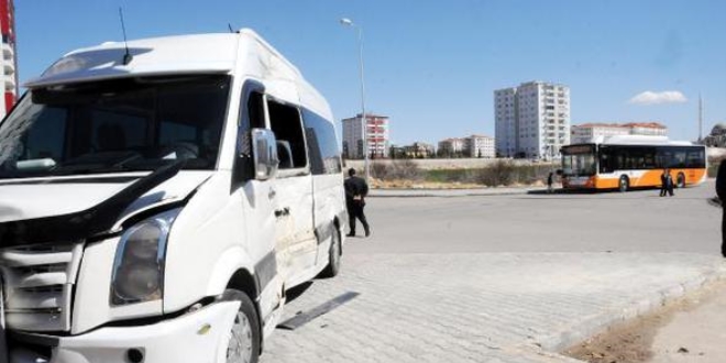 Halk otobüsü, öğrenci servisine çarptı: 6 yaralı