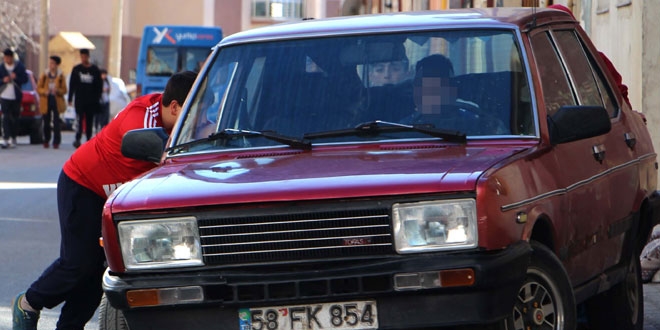 Ehliyetsiz küçük sürücü, polise yakalandı