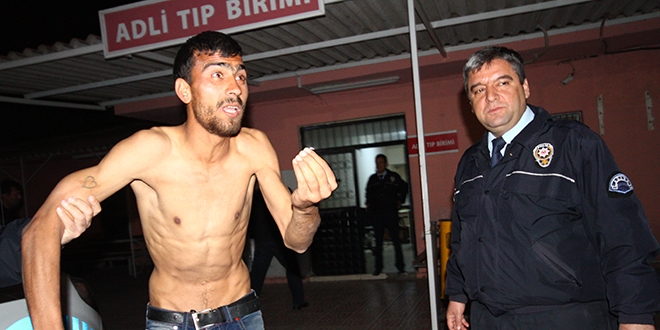 Zabıtaların araçların camını silen genci darbettiği iddiası