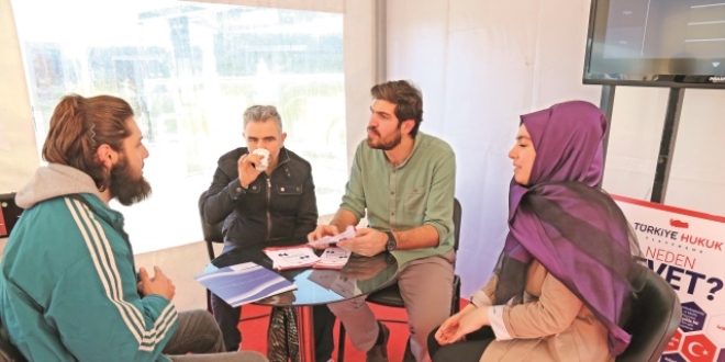 Türkiye Hukuk Platformu kurduğu stantlarda bilgilendirme yapıyor
