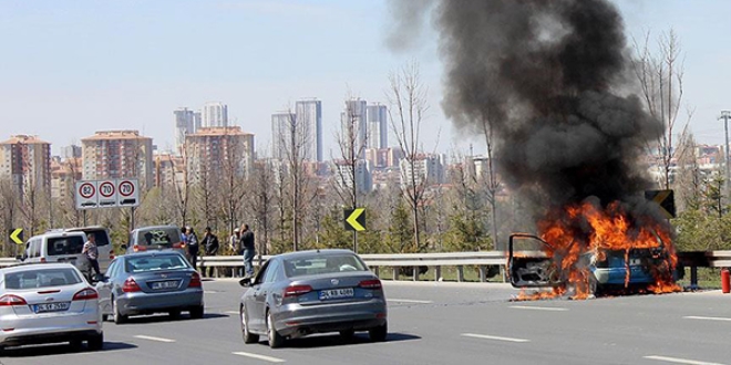 Başkent'te seyir halindeki otomobil yandı