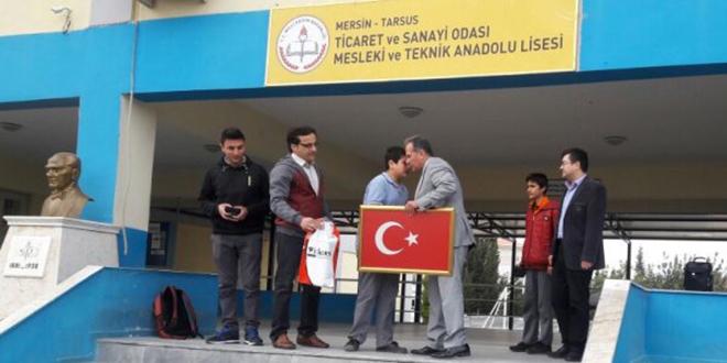 Lise öğrencisi, çöpe atılmış bayrağı yıkatıp okula götürdü