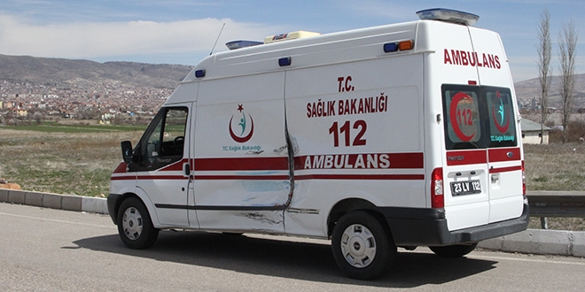 Ambulansla kamyonet çarpıştı: 3 öğrenci yaralı
