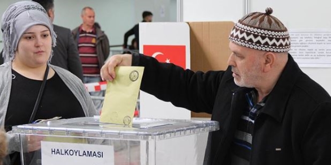 Hollanda'da referandum iin oy verme ilemi balad