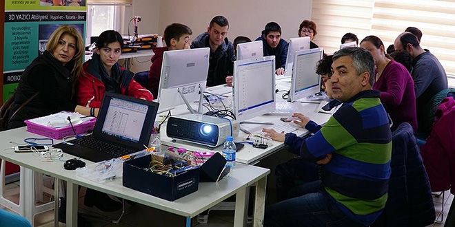 Çocuklar ebeveynleriyle 'bilim' öğreniyor