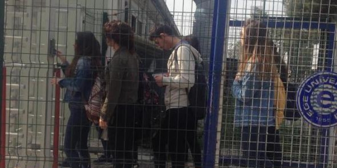 Ege Üniversitesi'neki turnike arızası, 'yok' yazdırıyor