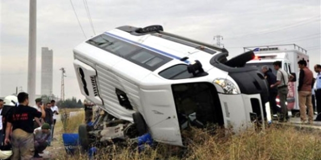Mersin'de öğrenci servisi devrildi: 18 yaralı