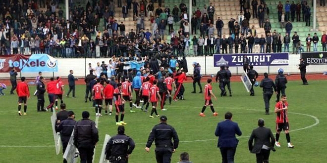 Amatör maçta kavga: 2 polis yaralı, 7 gözaltı