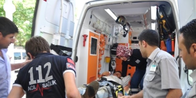 Düğün yolunda traktör devrildi: 1 ölü, 4 yaralı