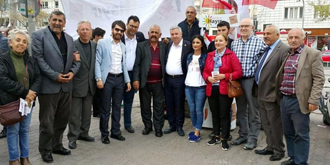Kayseri'deki CHP'nin 'Hayr' standnda yumruklama