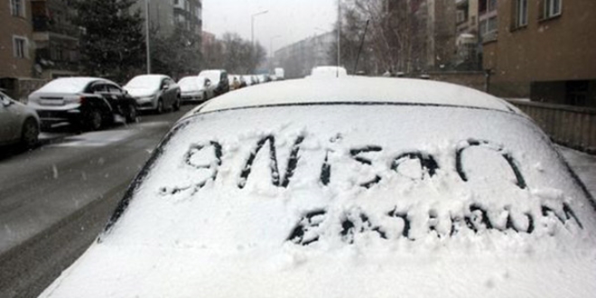 Erzurum ve Erzincan'a lapa lapa kar yağdı