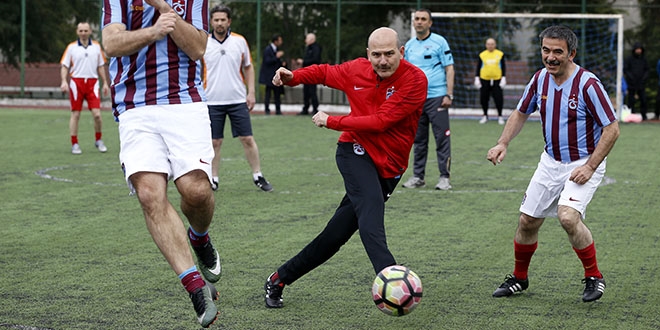 İçişleri Bakanı Soylu polis takımında forma giydi