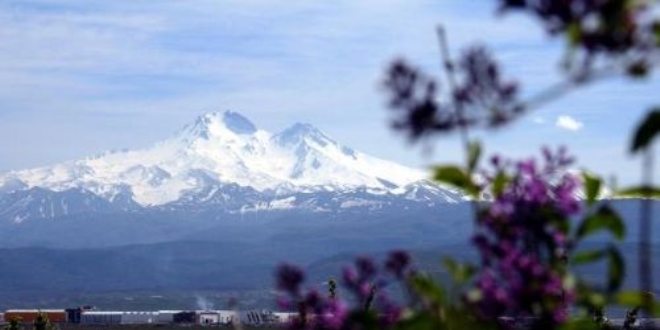 Erciyes dağına Nisan karı yağdı