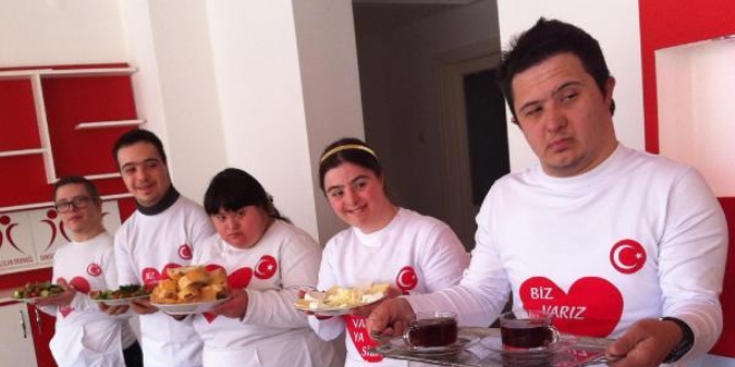 Down sendromlu gençler 'garsonluk' için gün sayıyor