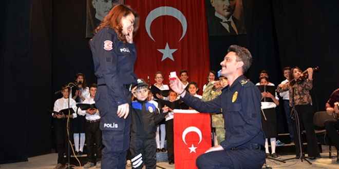 Polis kıyafeti giyen öğretmenden evlenme teklifi