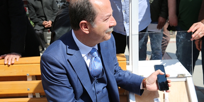 Edirneli bankta otururken cihazlarını şarj edebilecek