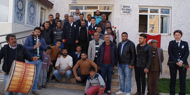 Polis gününü davul zurnayla kutladılar