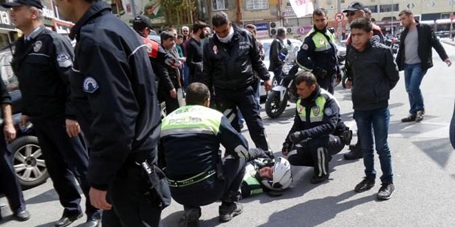 Motosikletli trafik polisi kazada yaraland