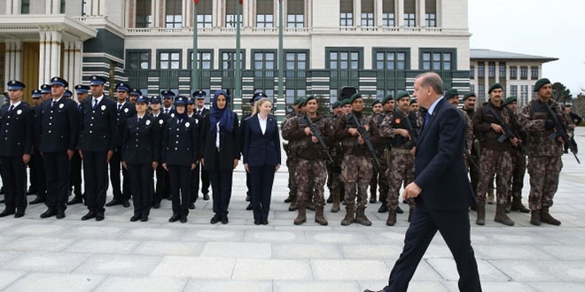 Erdoğan, Külliye de görev yapan polislerle bir araya geldi