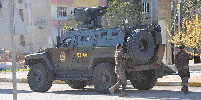 Evine silahla giden korucu polisi harekete geçirdi