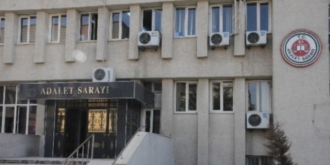 Batman'da 1'i daire başkanı, 3 kişi tutuklandı