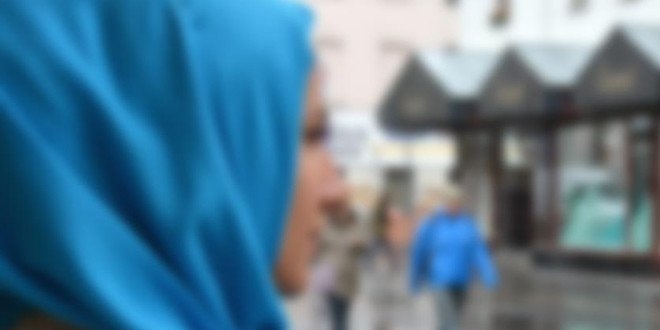 Almanya'da başörtülü genç darp edildi