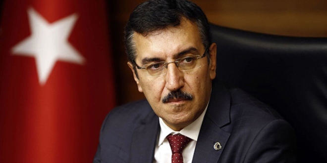 'Bu millet seni tükrükleriyle boğar. Sen kimsin!'
