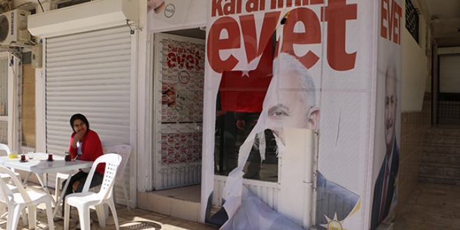 AK Parti bürosundaki afişlere zarar verildi