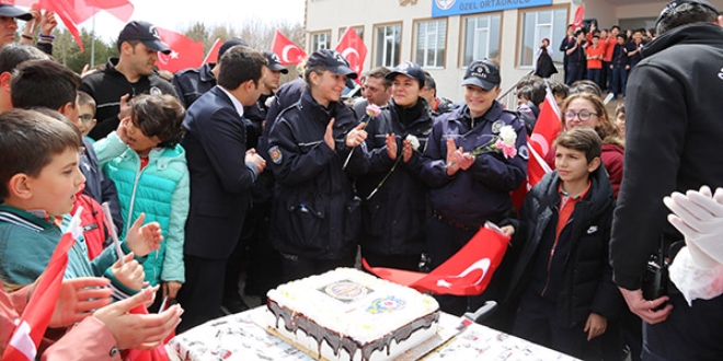 Olay var diye okulan gelen polislere sürpriz
