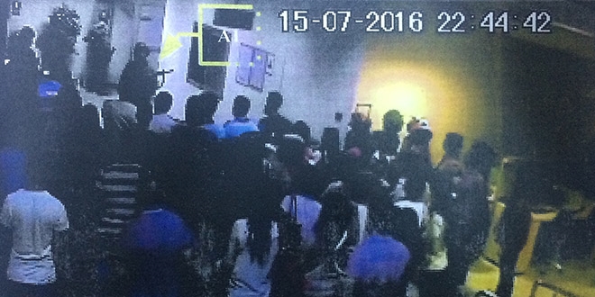 Şüpheli yarbay rehinelere darbe bildirisini okumuş