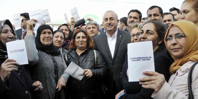 Bakan Çavuşoğlu'ndan 'hayır' standına ziyaret