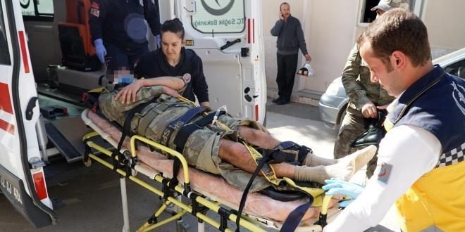 Birlikte elektrik direğinden atlayan asker yaralandı