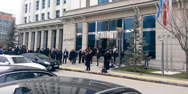 AK Parti Genel Merkezi önünde intihar girişimi