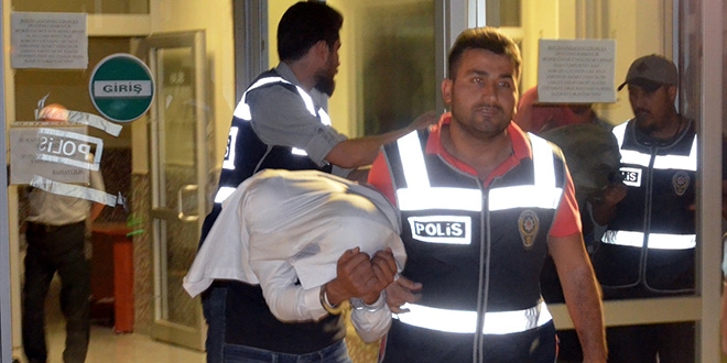 Antalya'da öğrencileri gasbeden 3 kişi tutuklandı