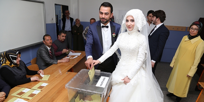 Düğünden önce sandık başına gittiler