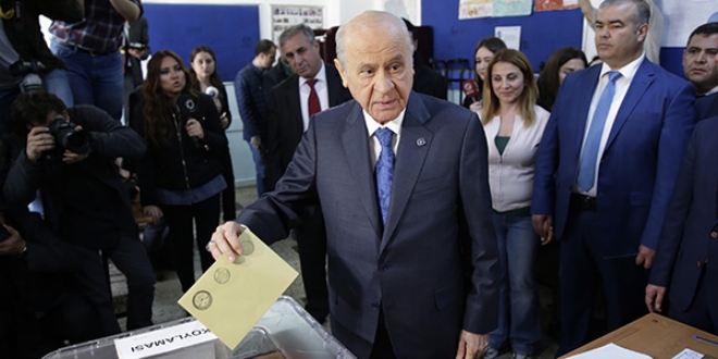 MHP lideri Devlet Bahçeli oyunu Ankara'da kullandı