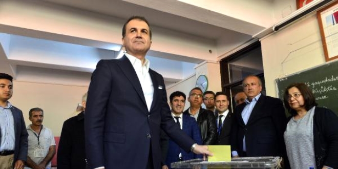 Bakan Çelik, oyunu mezun olduğu okulda kullandı